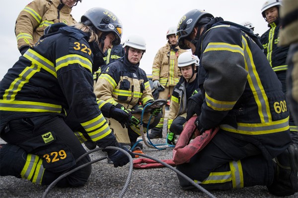 Räddningstjänstpersonal klipper en vajer