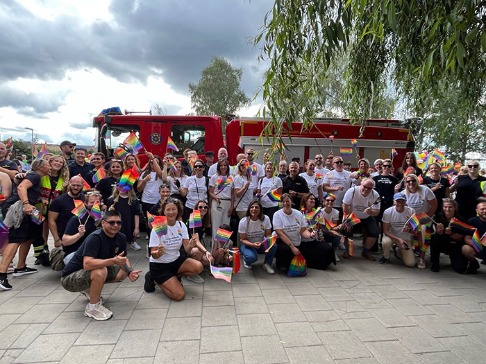 Ett sjuttiotal personer från MSB och Räddningstjänsten gick tillsammans under Pride 2024. Foto: Annika Lindqvist/MSB