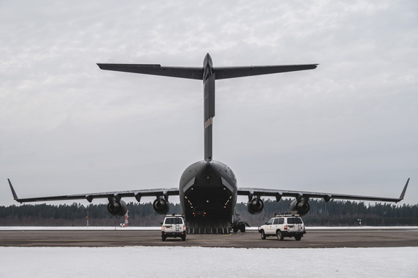 Fordon på väg att lastas in i en Boeing C-17 från Blekinge Flygflottilj F17, Ronneby. Sverige har inga egna C-17, men är delägare i de tre plan som utgör den europeiska flygflottiljen Heavy Airlift Wing, ett samarbete mellan Sverige, Finland och tio Natoländer. Fotograf: Jonas Holmberg, Försvarsmakten. 