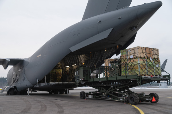 Materiel på väg att lastas in i en Boeing C-17 från Blekinge Flygflottilj F17. Fotograf: Jonas Holmberg, Försvarsmakten. 