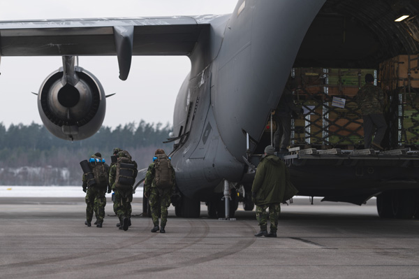 Personal som går ombord på en Boeing C-17 , Blekinge Flygflottilj F17, Ronneby. Fotograf: Jonas Holmberg, Försvarsmakten. 