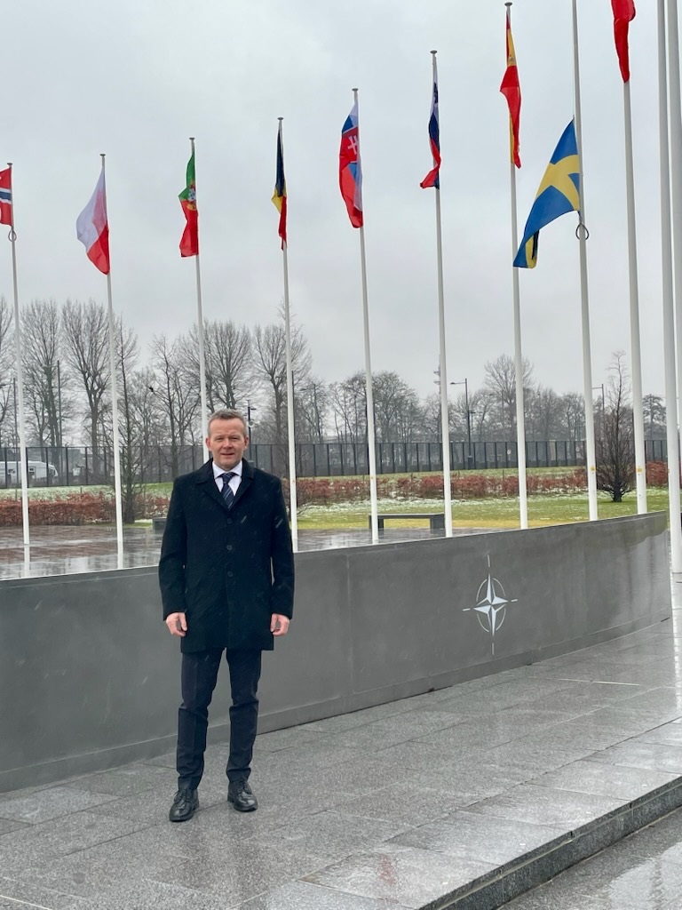 GD Mikael Frisell vid Nato. Den svenska flaggan på havl stång med anledningen av masskjutningen i Örebro