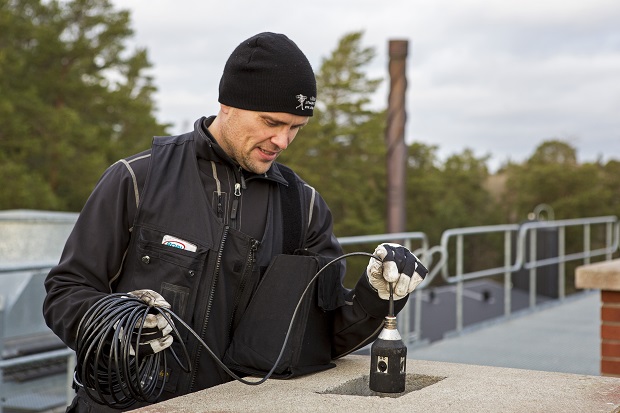 Besiktning av rökkanal på skorstensfejartekniker utbildningen fotograf Thomas Henrikson